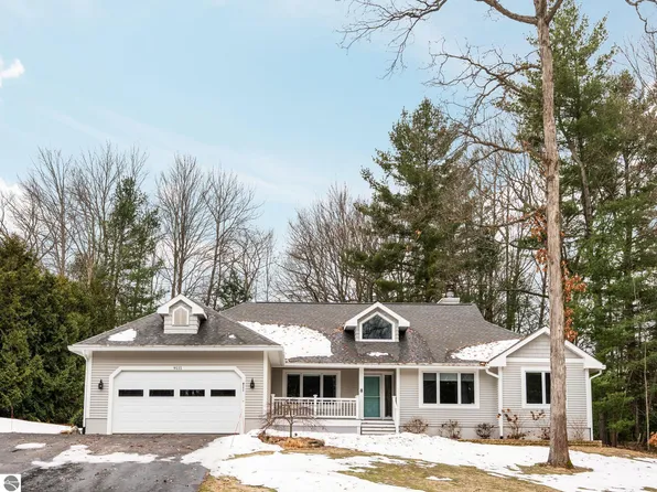 9111 Settlers Ln, Traverse City, MI 49685