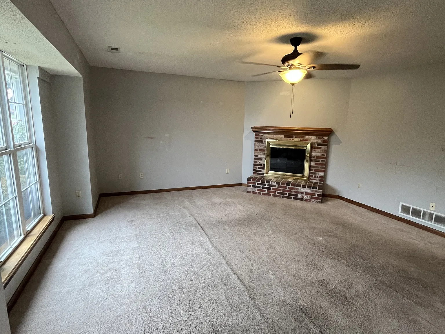 1007 Foxridge Dr - 1 — Photo 2