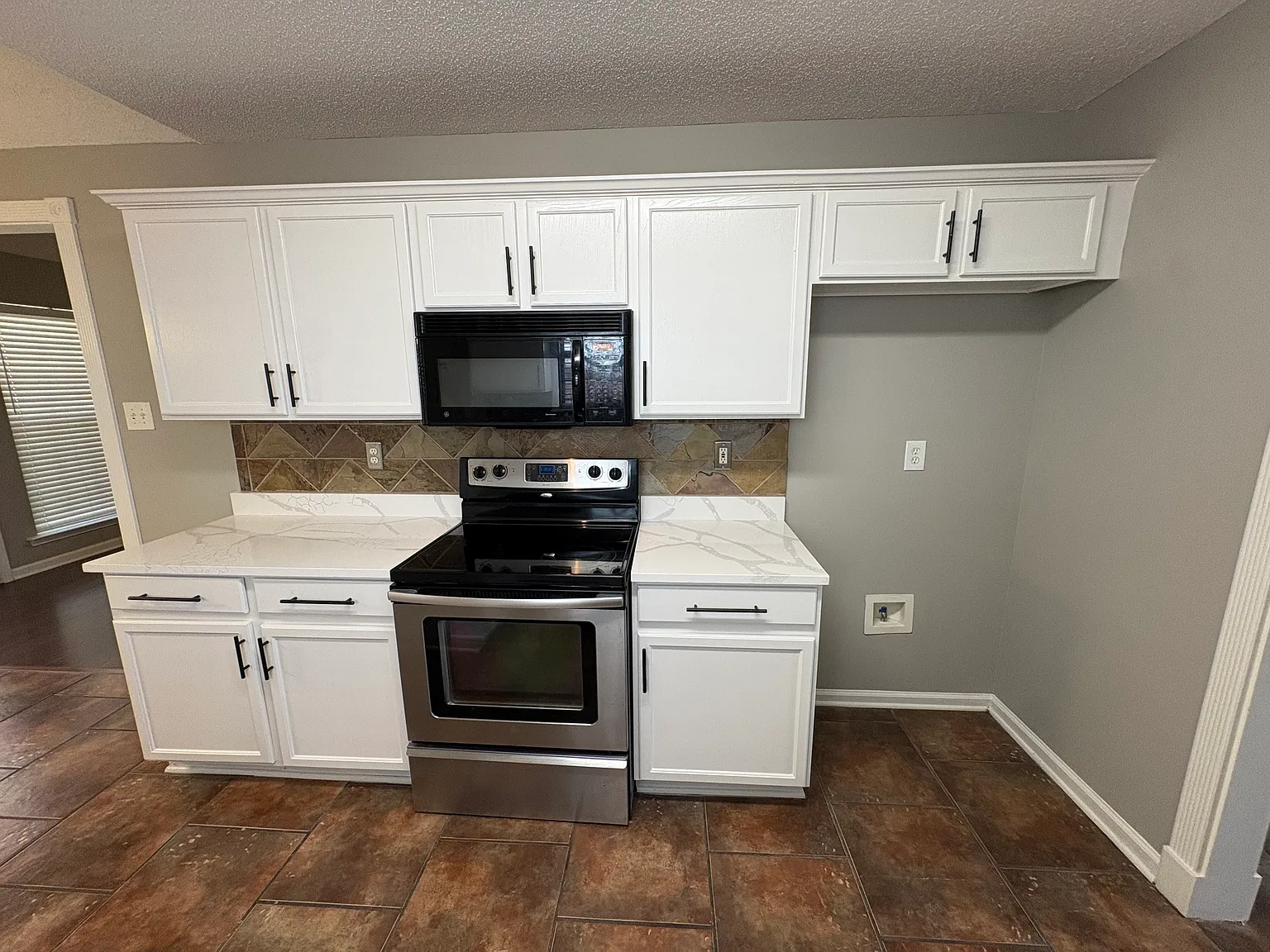 4 bed, 2.5 bath, 2050 sqft, $1,995 — Photo 4