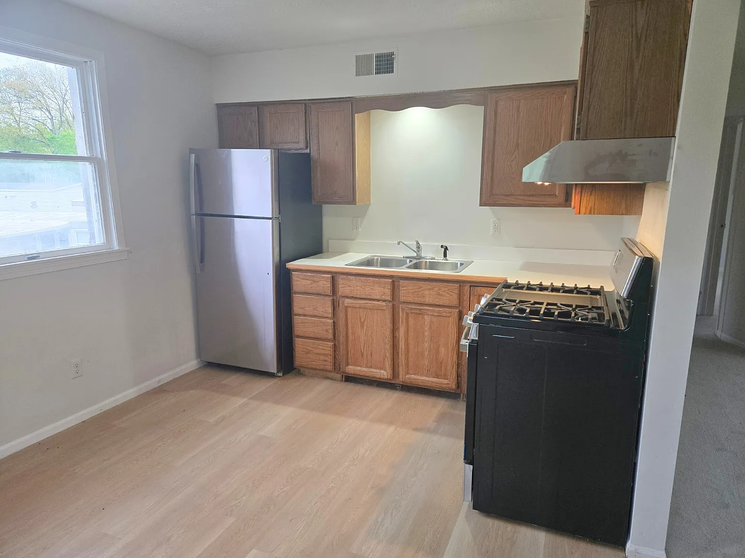 2 bed, 1.0 bath, $995 — Photo 2