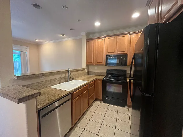 1242 SE Roberts Ave — Photo 5