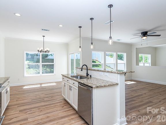 4th image of 123 Glade Valley Ave