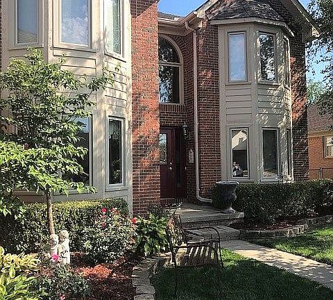 Front with 4 Bay windows