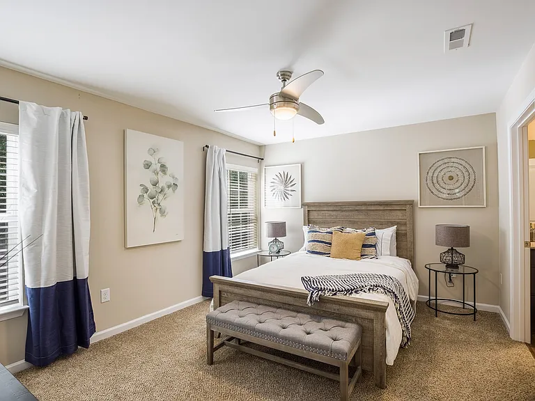 Large Main Bedroom with En-suite Bathroom & Closet
