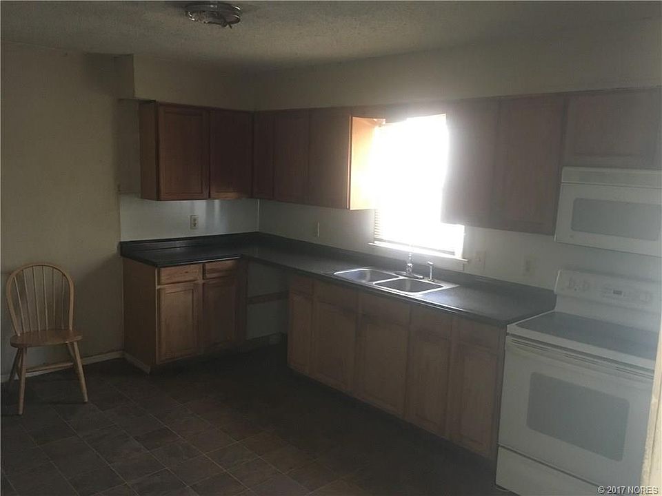 2nd image of 112 N Zunis Ave