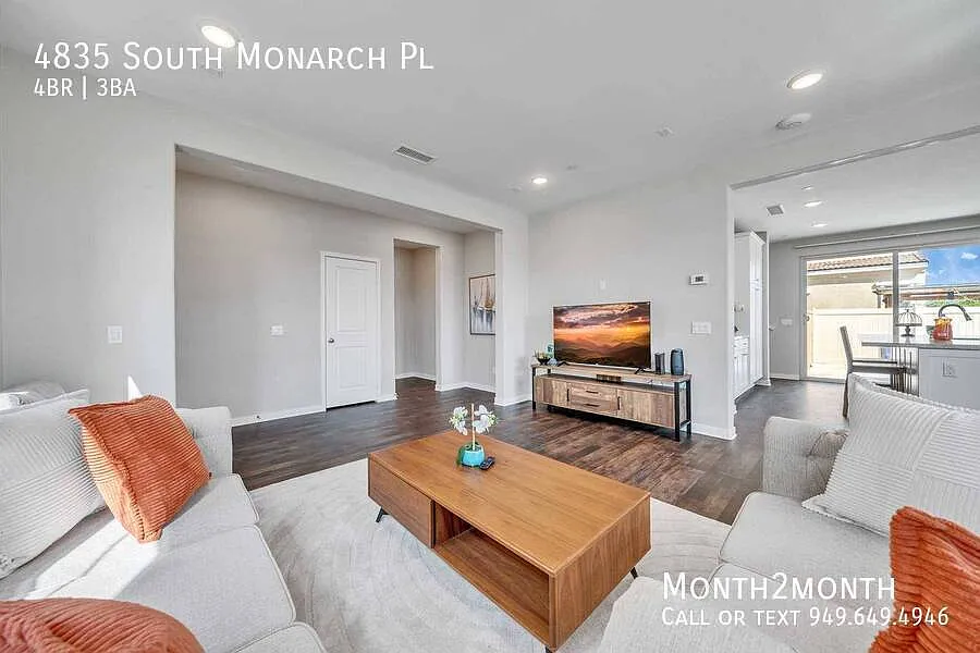 Castle on South Monarch Pl — Photo 4