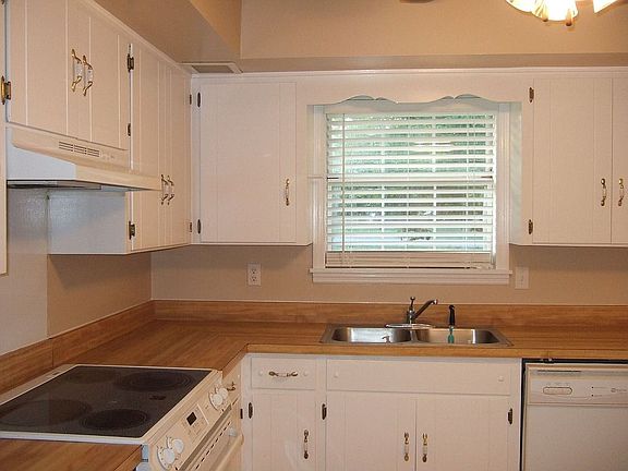 Kitchen w/lots of cabinets
