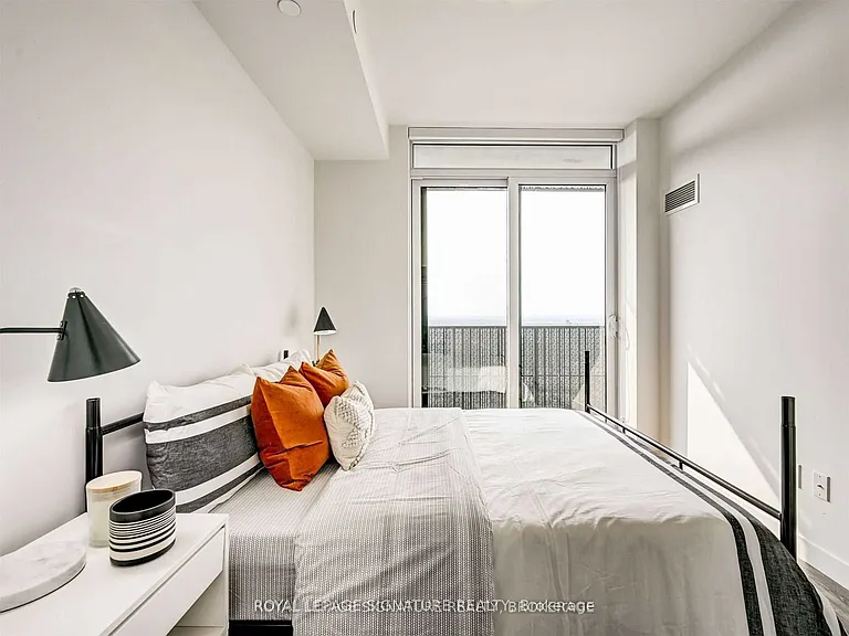 8 Eglinton Ave E #5303 — Photo 27