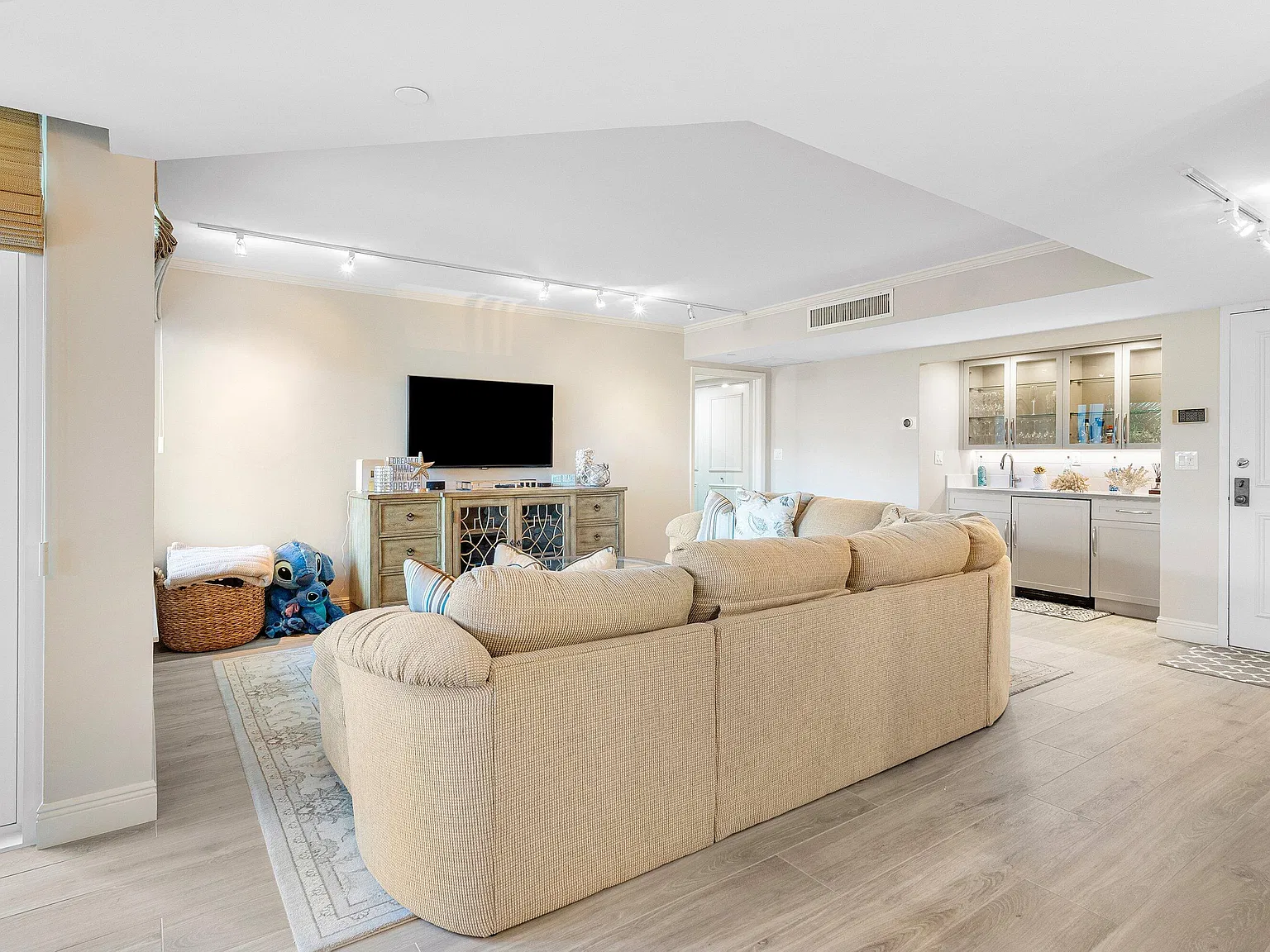 2 bed, 2.0 bath, 1630 sqft, $9,000 — Photo 4