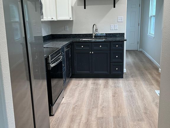 3rd image of 2028 W Woodlawn Ave #102