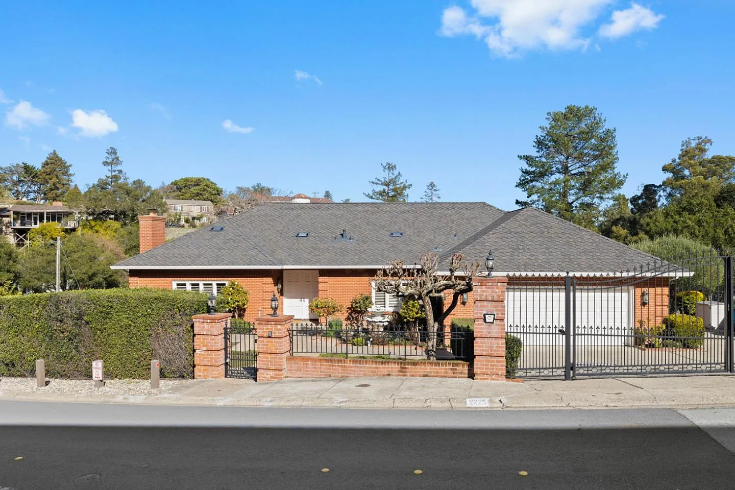 2225 Summit Dr photo 1