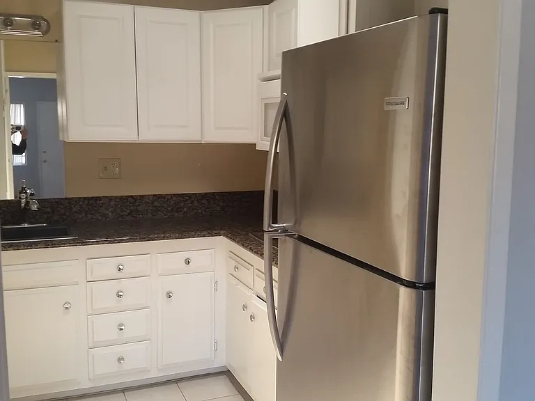 New Hampshire Apartments — Photo 3