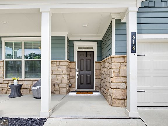 3rd image of 518 Cunninghame Ct