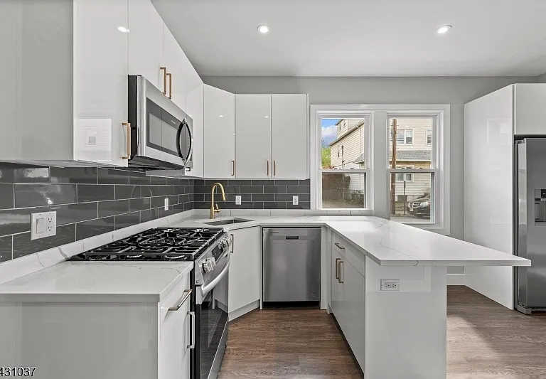 59 Locust Ave #2R — Photo 3