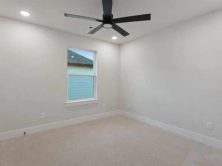 950 Moksha St — Photo 24