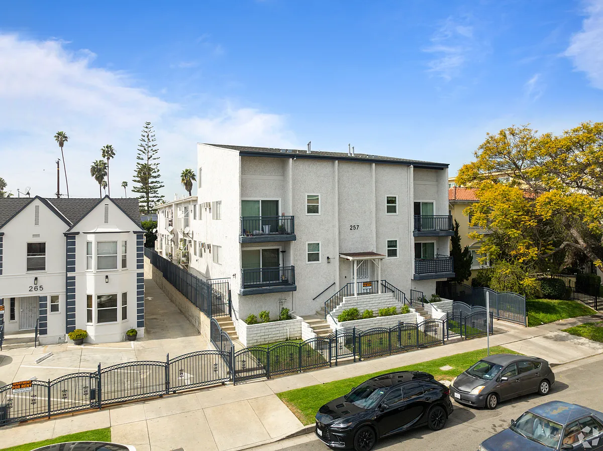 Building Photo - 257 S Manhattan Pl #12