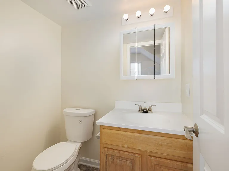 College Hill Apartments — Photo 9