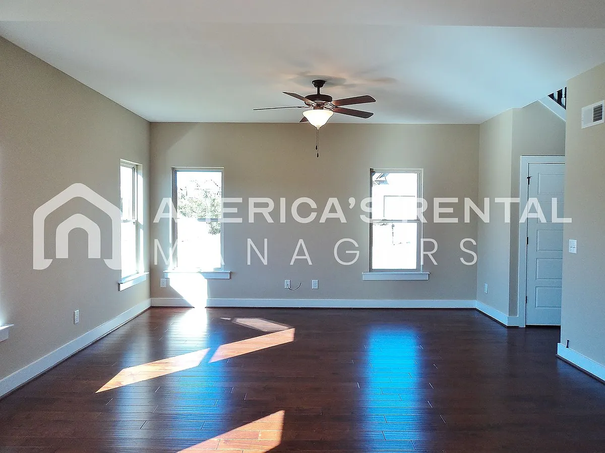 Building Photo - 300 Oakwell Cir