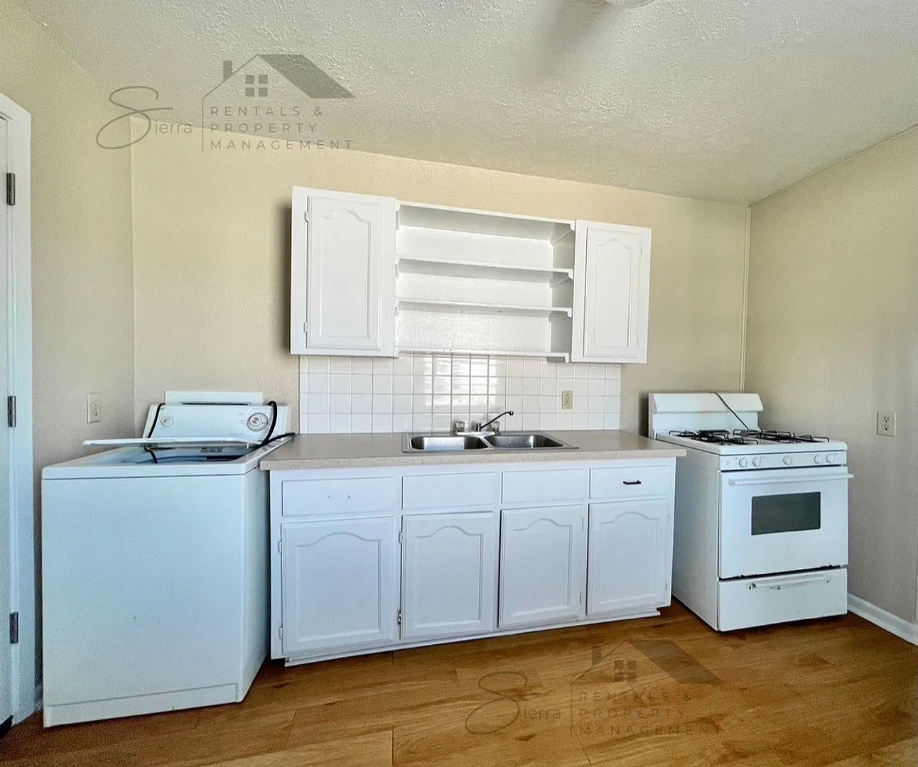 Cute 3 Bedroom 1 Bath Home with Chain Link Fenced Oversized Yard — Photo 4
