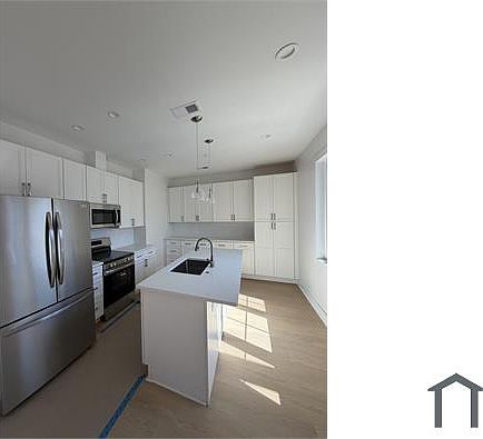 2nd image of 1001 Douglas St NE #A