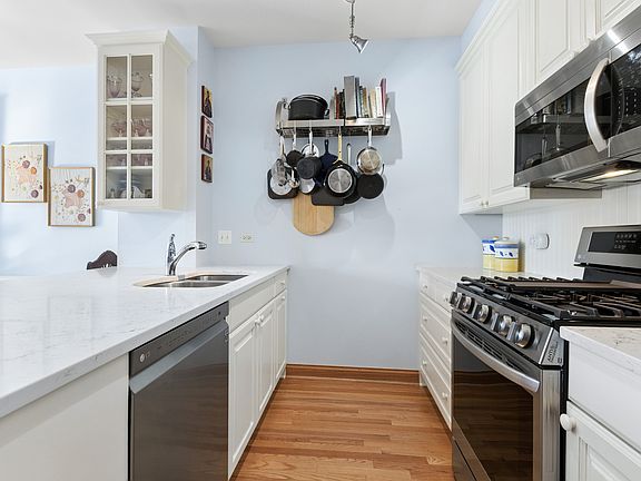 4th image of 330 N Jefferson St APT 1206
