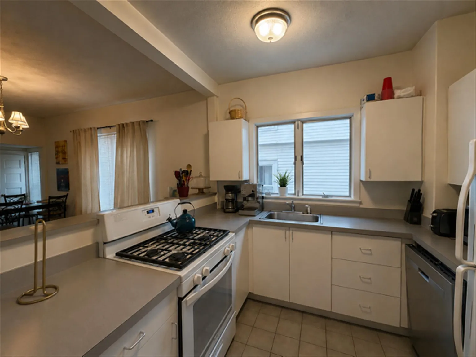 3 bed, 1100 sqft, $3,750 — Photo 2