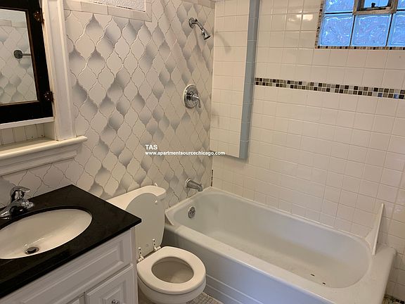 5th image of 723 W Wrightwood Ave #3