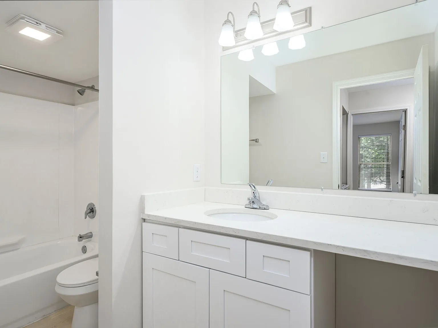 Oak Forest Apartments — Photo 2