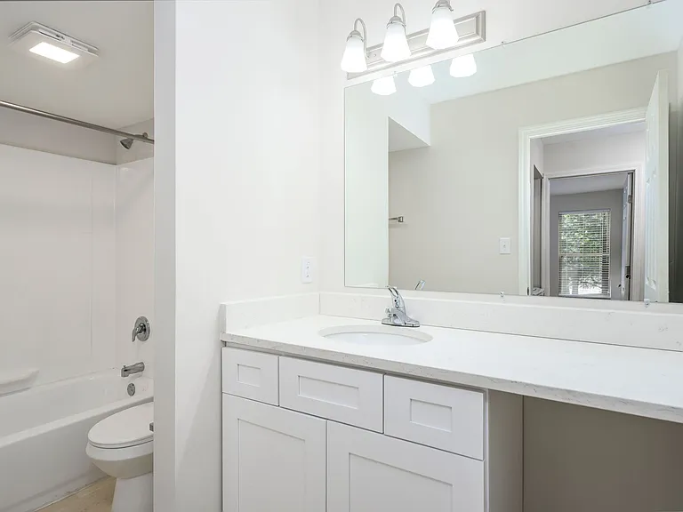Oak Forest Apartments — Photo 17