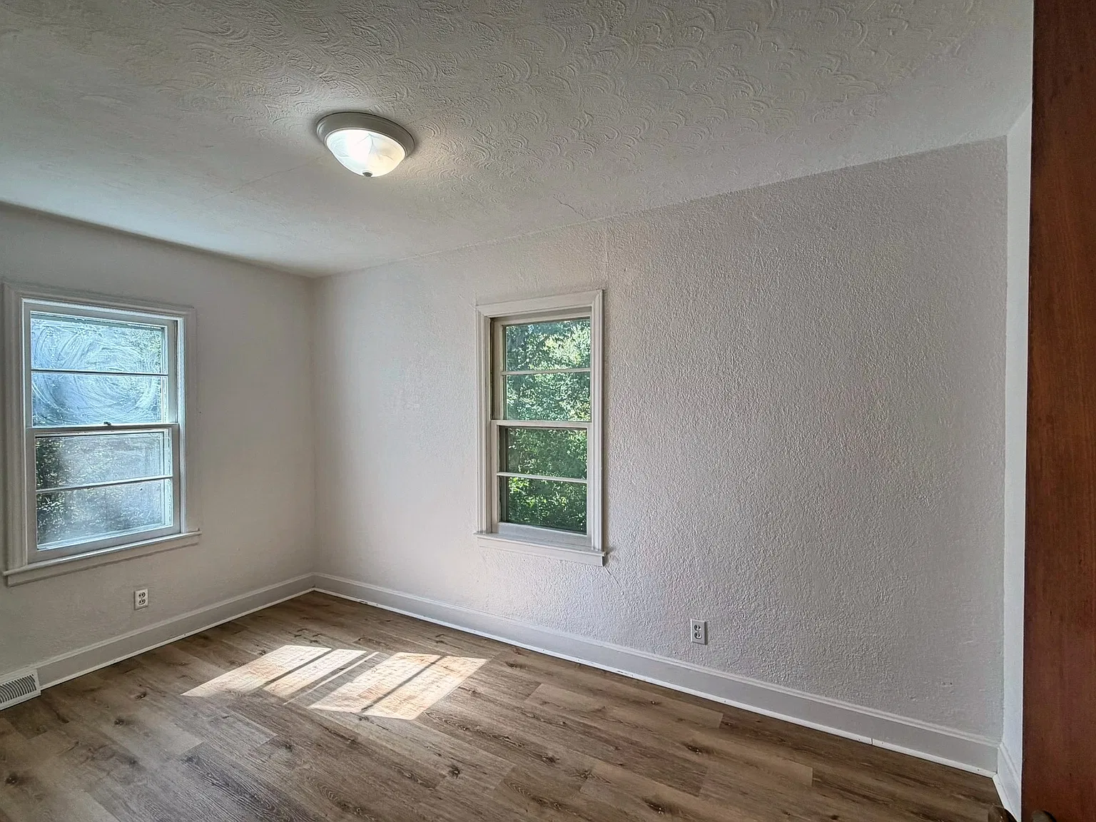 3 bed, $1,100 — Photo 2