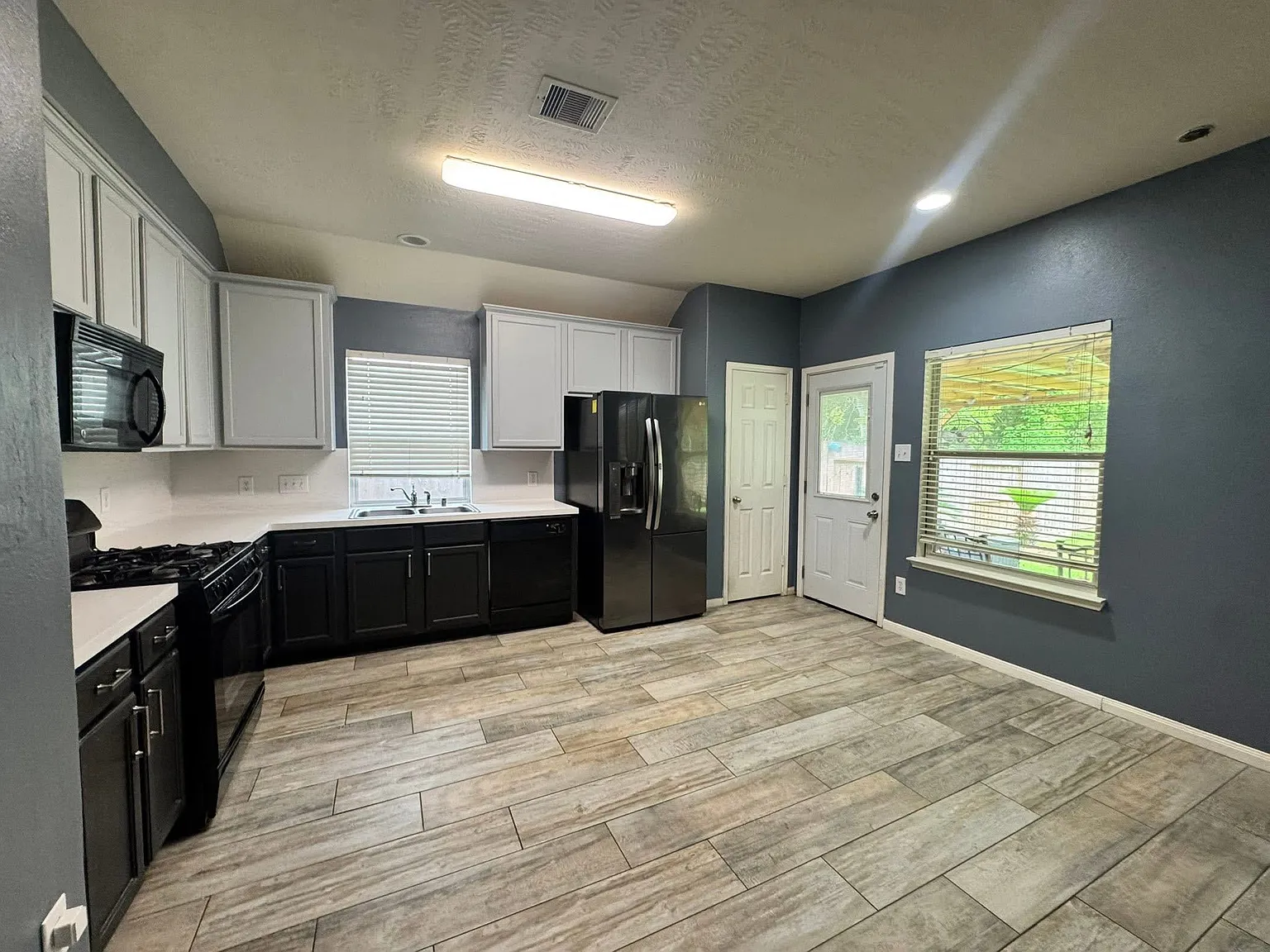 3 bed, 1293 sqft, $2,150 — Photo 3