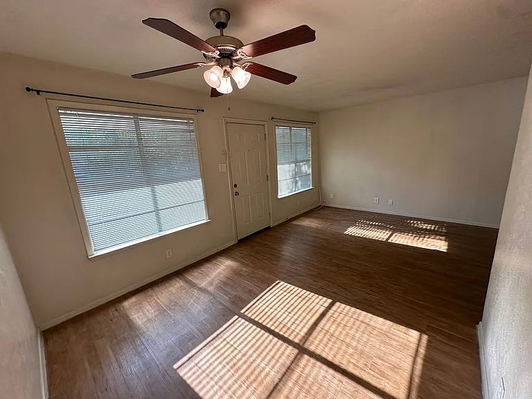 1115 N Austin St — Photo 16