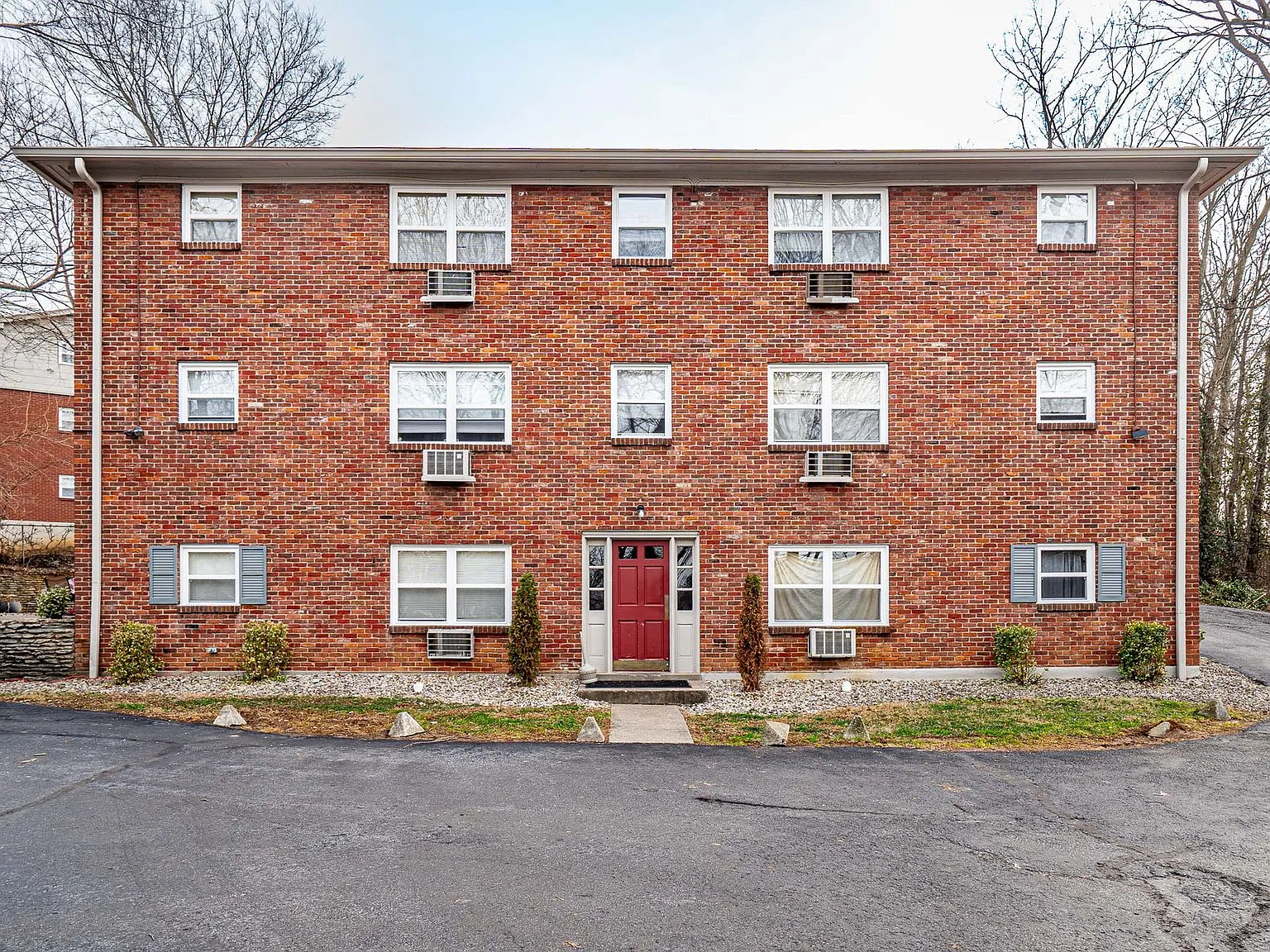Lindsay Court Apartments — Photo 3