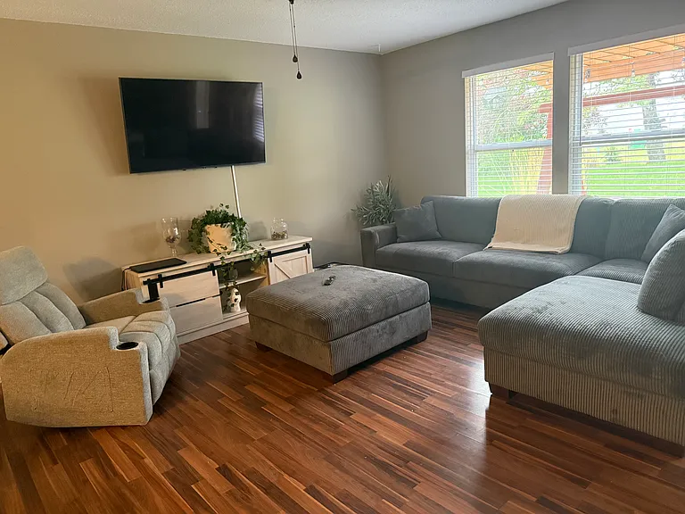 4557 Connaught Dr E — Photo 12