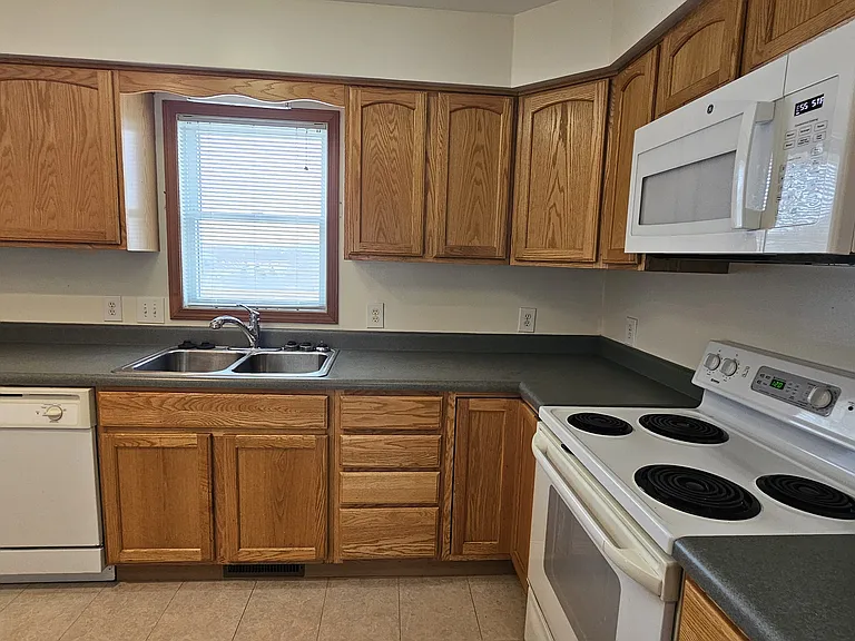 1381 Bergamont St — Photo 10