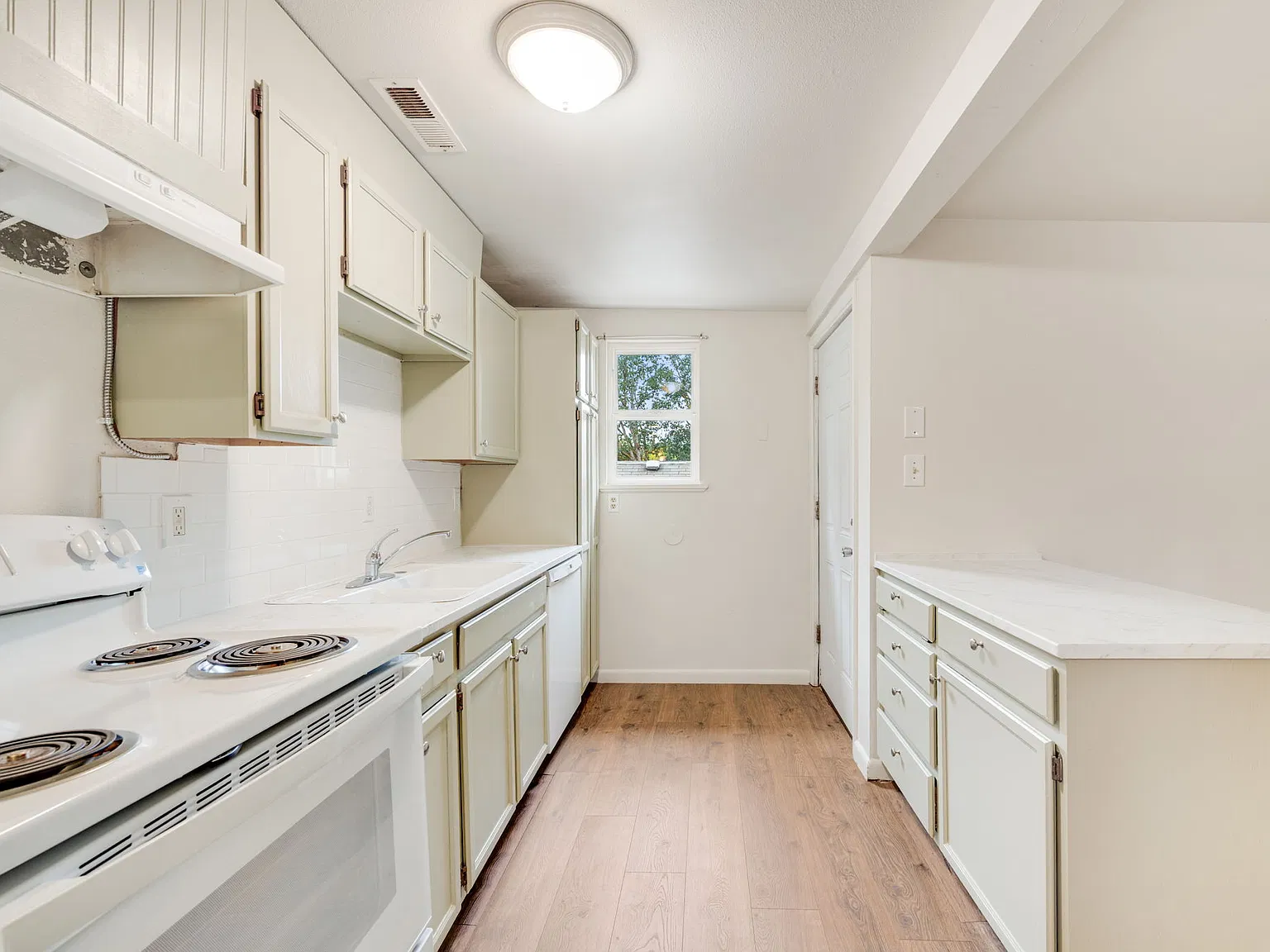 3 bed, 1067 sqft, $1,895 — Photo 1