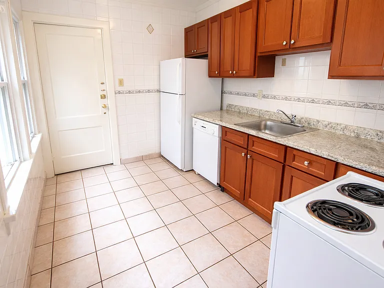 2359 Tilbury Ave — Photo 4
