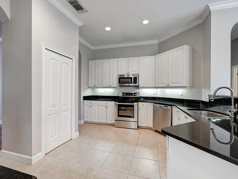 833 SW Vineland Ct — Photo 11