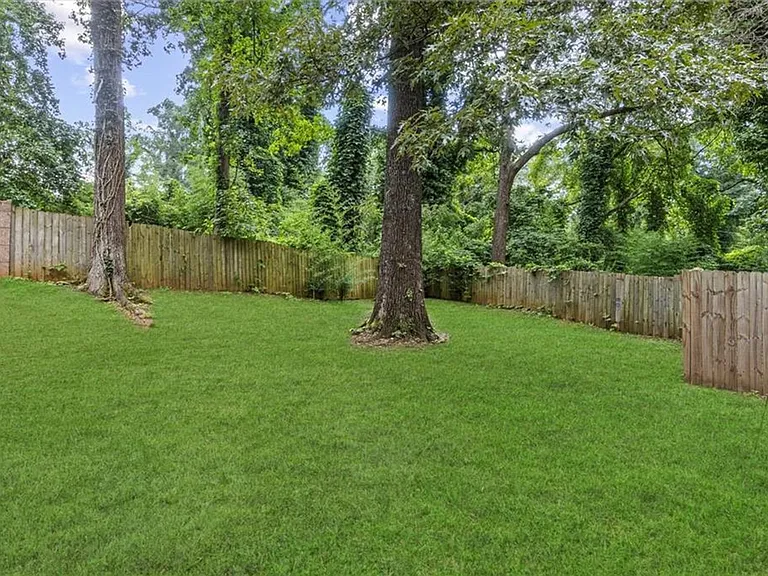 1077 Peeples St SW — Photo 21