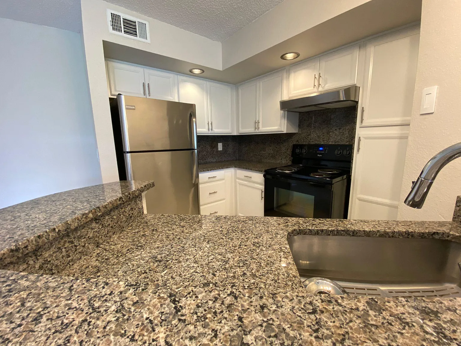 2 bed, 934 sqft, $1,500 — Photo 2