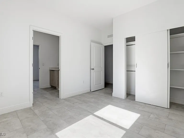 1087 Rugby Ln — Photo 15