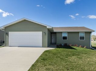 700 River Bend Dr NE, Cascade, IA 52033