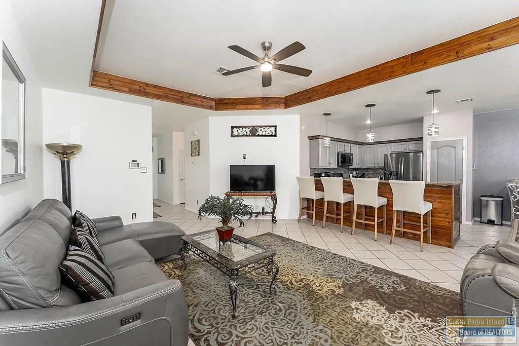 3 bed, 2.0 bath, 1390 sqft, $2,200 — Photo 3