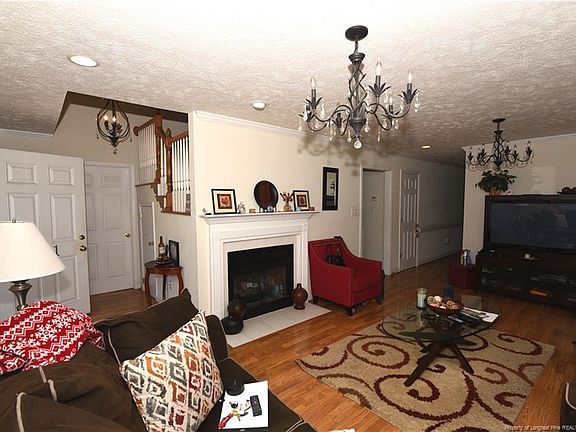 3rd image of 611 Amberdale Cir W