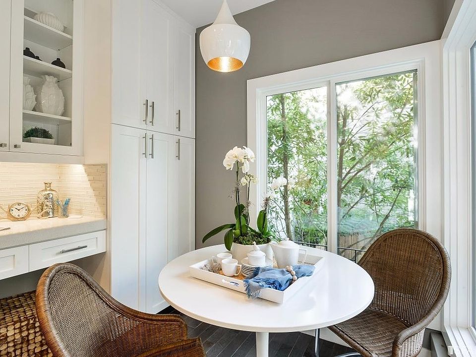 Quality living- breakfast nook