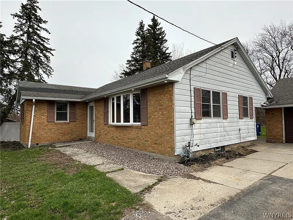 3 bed, 1.0 bath, 1160 sqft, $2,400 — Photo 2