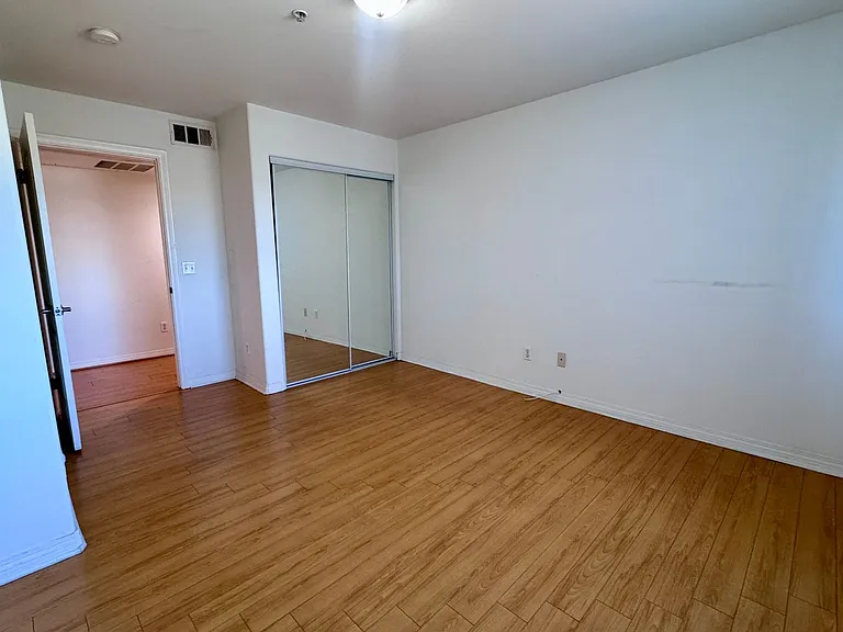 13525 Vanowen St #305 — Photo 19