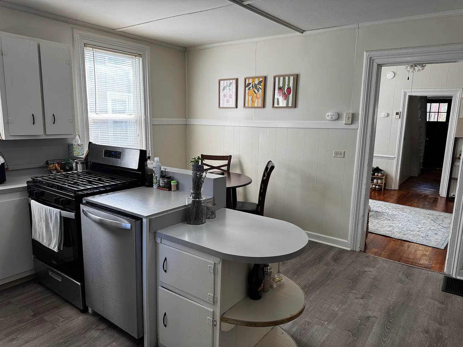5 bed, 2500 sqft, $3,625 — Photo 2