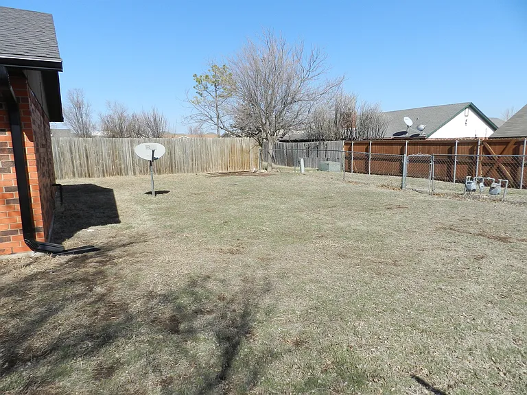 2615 NW Locksley Ln — Photo 9