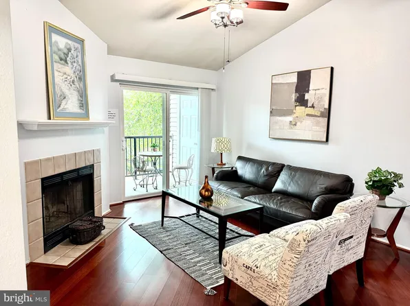 3303 Wyndham Cir APT 348, Alexandria, VA 22302